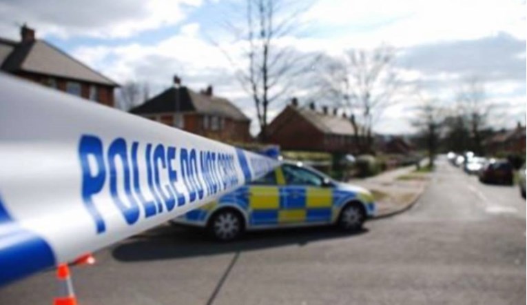 U kući u Engleskoj pronađene dvije mrtve osobe i neozlijeđeno dijete